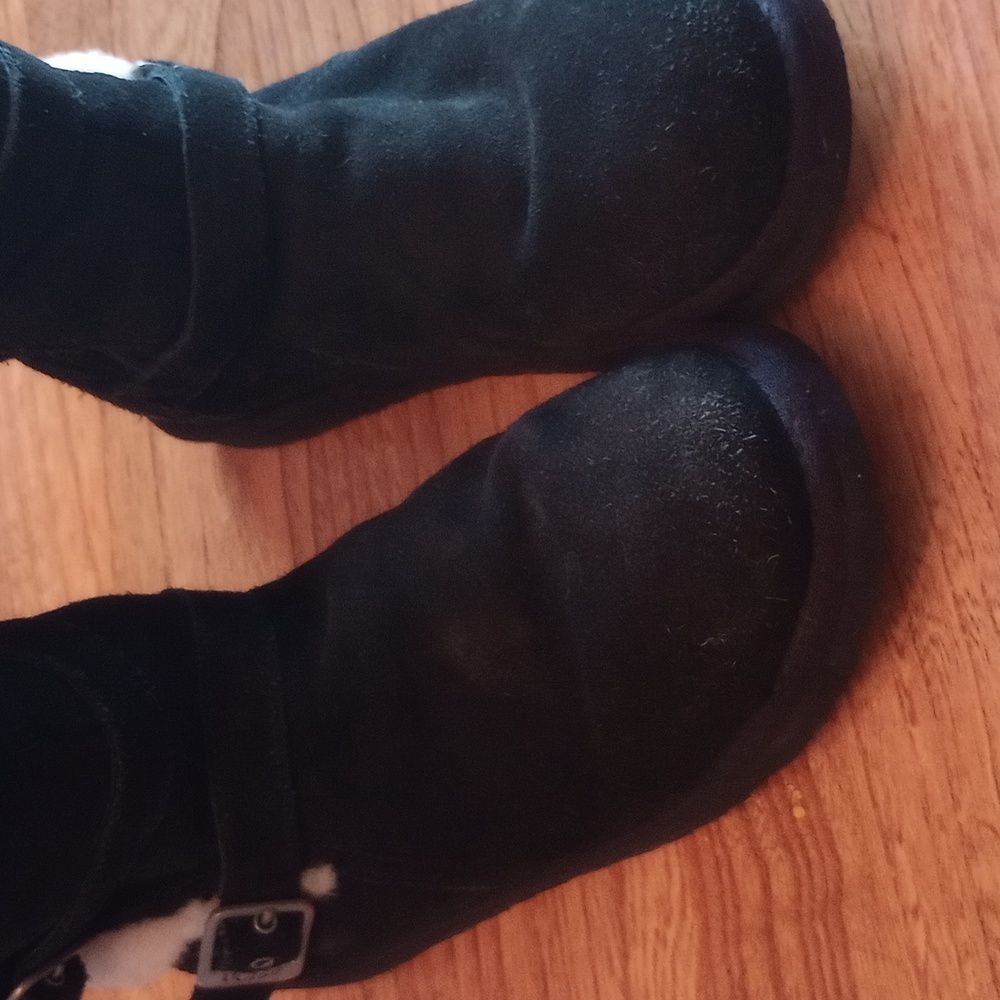 UGG Bailey LIKE NEW!! Three Buckle Black Boots size 4 - Picture 2 of 8